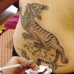 Бенгалският тигър в долната част на гърба на Анджелина Джоли е една от последните й татуировки