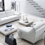 Луксозен интериор за хол с два бели дивана