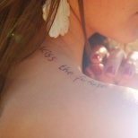 Нежна татуировка надпис на рамото kiss the future
