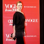 Кейт Мос в дълга черна рокля с паднало рамо на парти в чест на иконите на Vogue
