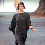 Дълга рокля с горна част тип наметало в сиво Lanvin Есен-Зима 2011