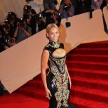 Бионсе в зашеметяваща черна рокля Alexander McQueen