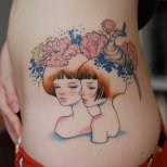 Татуировка две близначки с цветя и птица