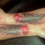 Татуировка сърце с по едно крило на всяка ръка