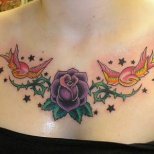 Цветна татуировка лилава роза и две птици