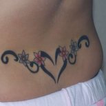 Татуировка стилизирано сърце ниско на кръста