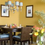 Интериор за трапезария с жълти стени и плетени столове