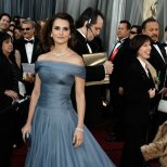 Пенелопе Круз в синя рокля Armani Оскари 2012