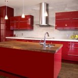 Червена кухня с кухненски остров