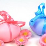 Великденски яйца в бебешко синьо и розово с панделки