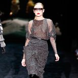 Полупрозрачна черна рокля на малки бели точки Gucci Есен-Зима 2011