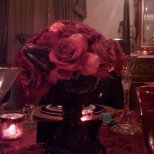 Романтична маса за свети Валентин с рози на масата