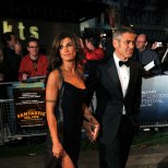 Елизабета Каналис в дълга черна рокля с голяма цепка и Джордж Клуни