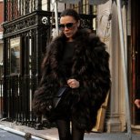 Виктория Бекъм със страхотно кожено палто през зимата