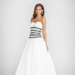 Рокля дълга без презрамки романтичен стил в бяло с черни ленти на корсета за бал 2012