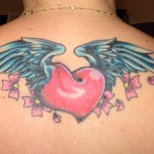 Татуировка сърце с крила на гърба под тила
