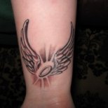 Татуировка ореол и ангелски крила 
