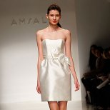 Къса сатенена булчинска рокля с панделка Amsale пролет 2012