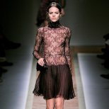 Valentino стилна рокля къса телесен цвят с черна дантела есен-зима 2011