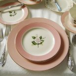 Великденска маса с красиви пролетни чинии