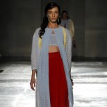 Червена разкроена пола, бюстие в сиво и лека дълга жилетка Prada Пролет-Лято 2012