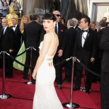 Рууни Мара в бяла рокля Givenchy Оскари 2012