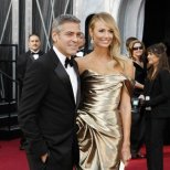 Стейси Киблър в златиста рокля Marchesa и Джордж Клуни Оскари 2012
