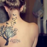 Татуировка самотно дърво с птици и надпис