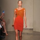 Къса оранжева рокля и сандали Donna Karan