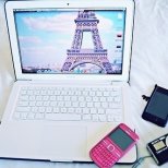 Лаптоп с бял панел Macbook и розов смартфон