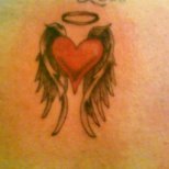 Татуировка сърце с ореол и крила