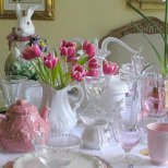 Красиво подредена маса за Великден с цветя и заек