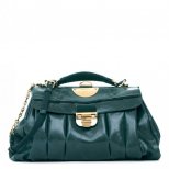 Продълговата чанта с капак от гладка кожа в маслено зелено Nina Ricci Зима 2011/2012
