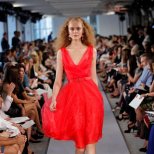 Фамозна червена рокля с остро деколте и широка пола Оscar de la Renta пролет 2012