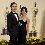 Ванеса Хъджънс със Зак Ефрон на наградите Оскар