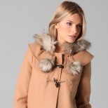 Късо бежово палто с пухена яка и помпони Juicy Couture зима 2011 2012