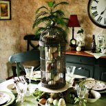 Изискана украса на масата за Великден в тъмни цветове