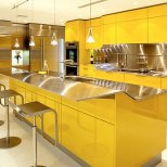 Жълта кухня с кухненски остров