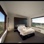 модерна спалня с панорамни прозорци