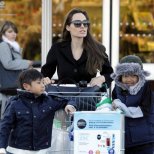 Анджелина Джоли на пазар с Мадокс и Пакс