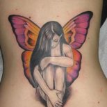 Красива татуировка на гърба момиче с крила на пеперуда