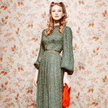 Дълга рокля с прав силует в зелено-сиво с оранжеви копчета Ulyana Sergeenko есен-зима 2011