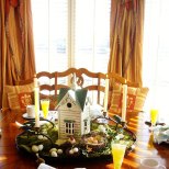 Украса за маса с къщичка за Великден 