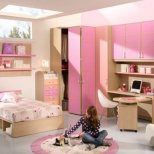 Детска стая за момиче с цветна тема в бледо розово