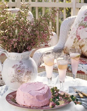 Красива декорация за маса с нежно розово комбинирано с бяло