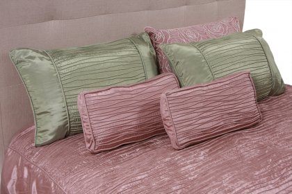 Покривка за спалня пепел от рози в комбинация със зелени възглавнички