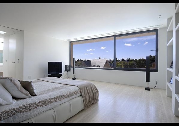 модерна спалня със семпъл дизайн