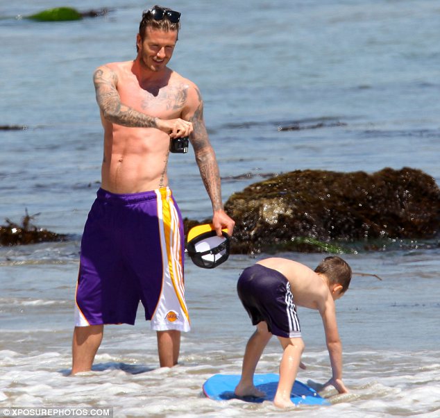 Дейвид Бекъм с един от синовете си на плажа