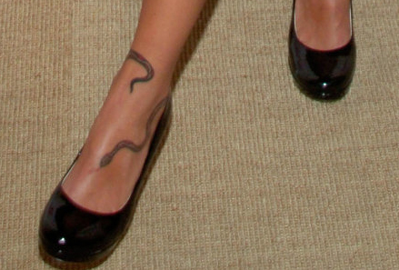 Татуировка змия около глезена на Барбара Мори