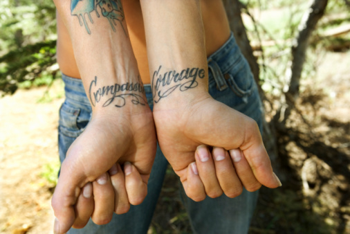 Словесни татуировки на китките